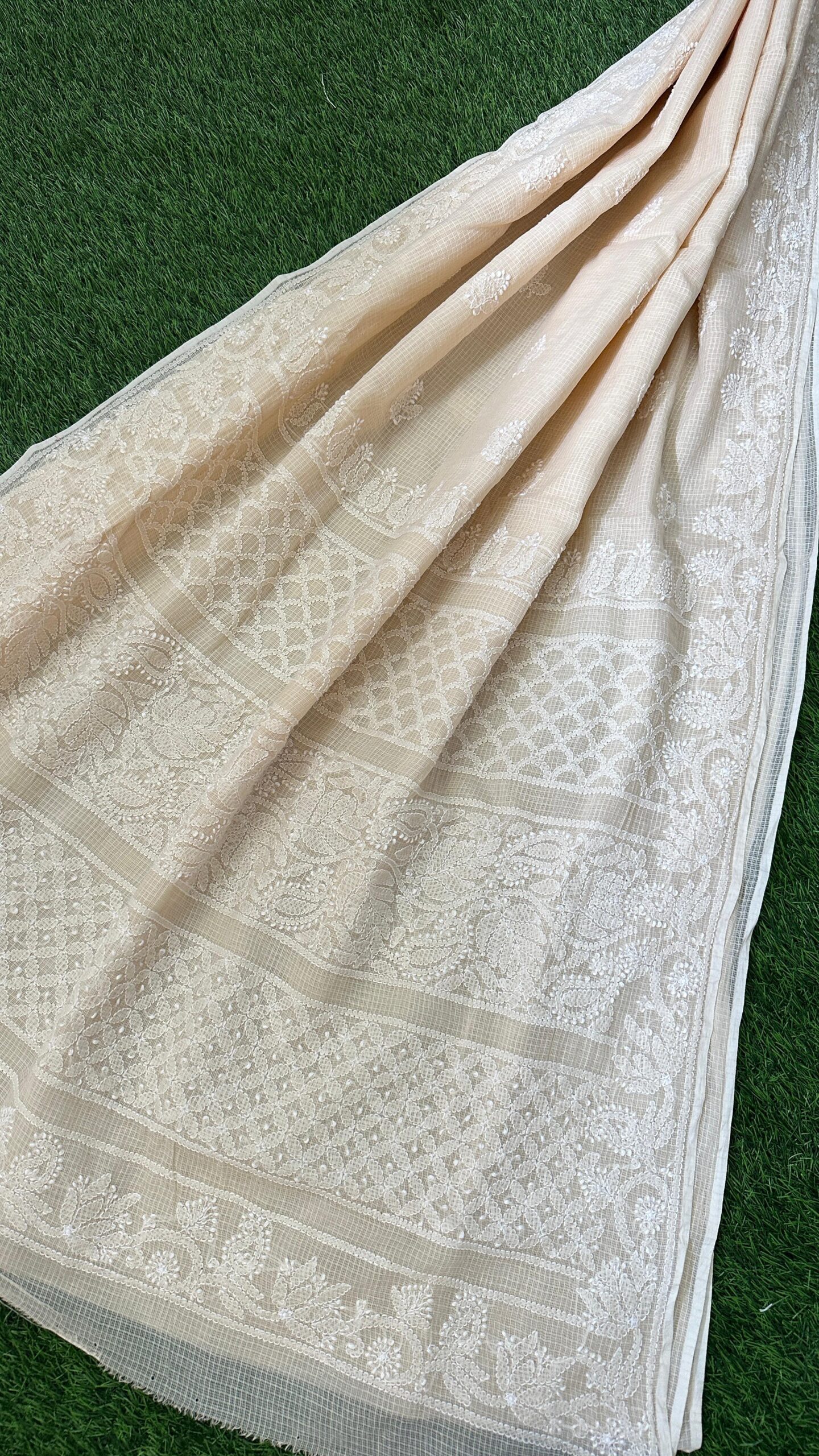 Color: Creamy Off White