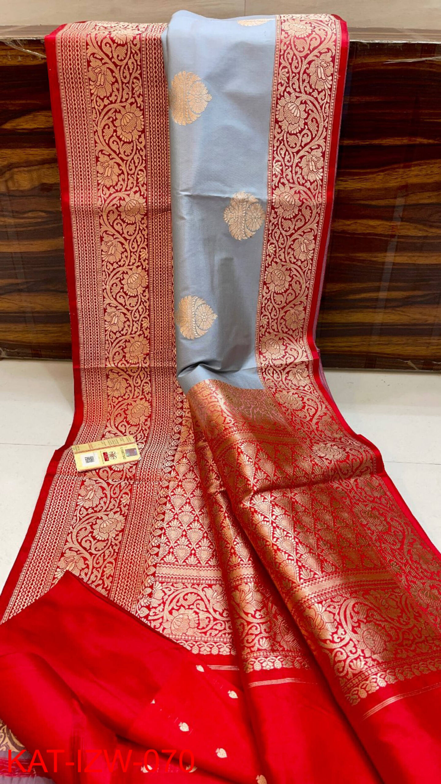 Color: Silver Red