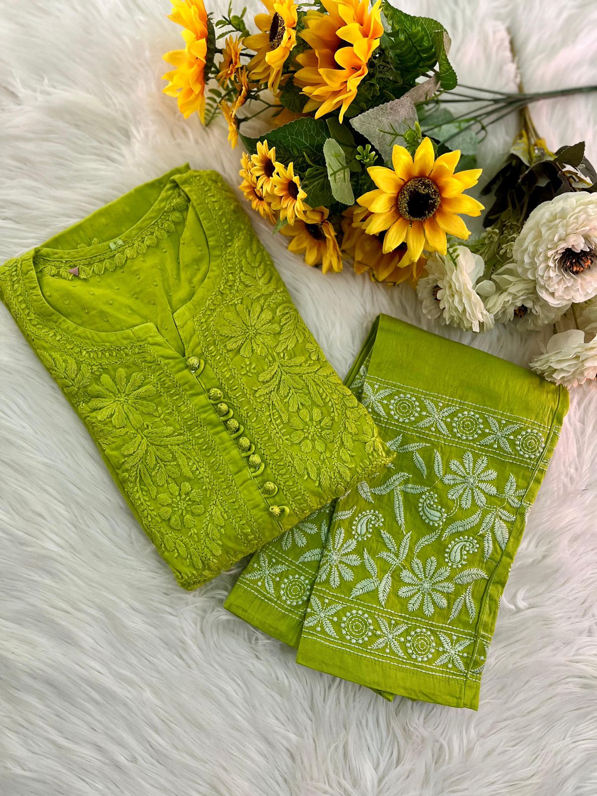 Color: Parrot Green